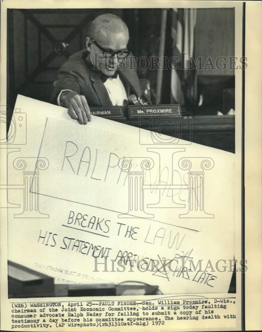 1972 Press Photo Senator William Proxmire holds sign faulting Ralph Nader