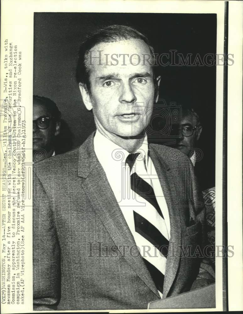 Load image into Gallery viewer, 1973 Press Photo Senator William Proxmire with newsmen after secret hearing
