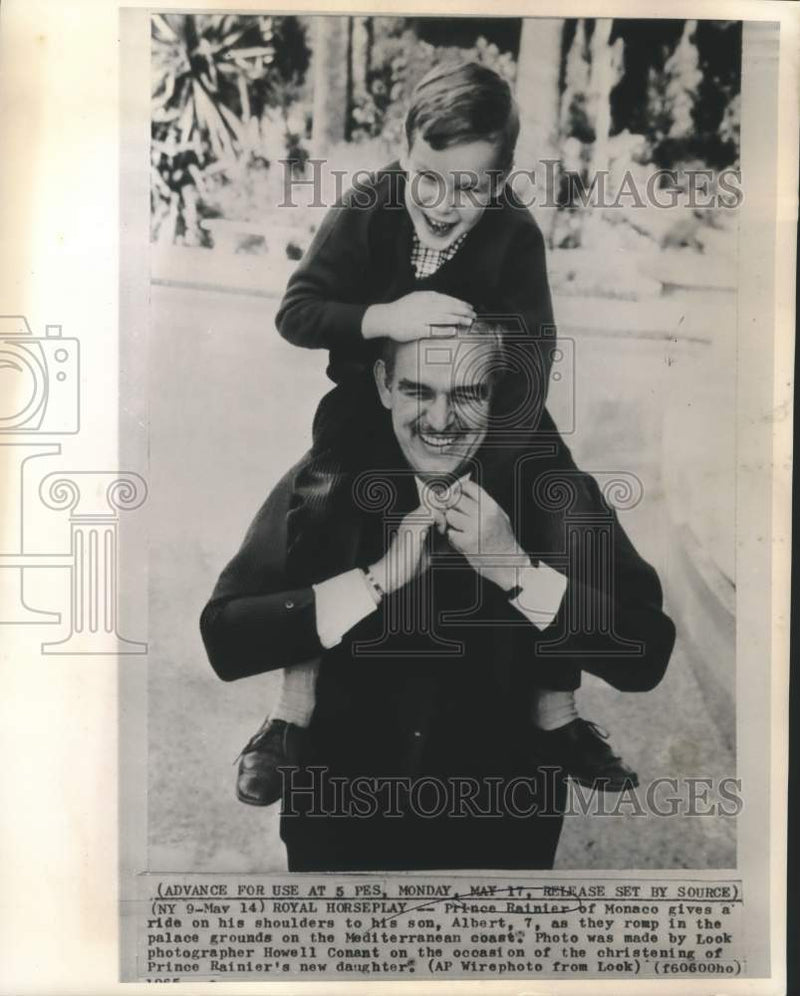 Load image into Gallery viewer, 1965 Press Photo Prince Rainier of Monaco with son Albert on palace grounds
