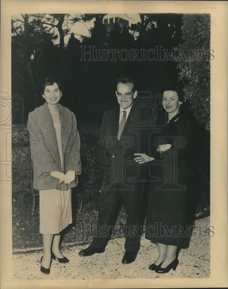 Load image into Gallery viewer, 1955 Press Photo Jo Ann Stork with Prince &amp; Princess of Monaco in royal gardens

