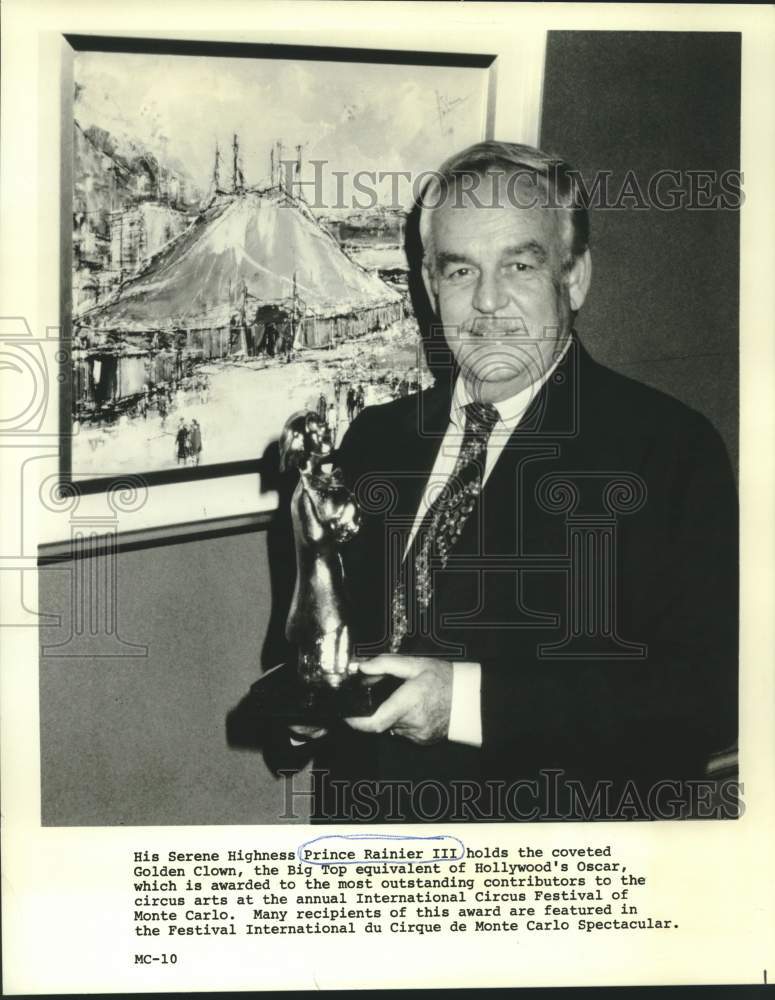 Load image into Gallery viewer, 1978 Press Photo Monaco's Prince Rainier holds Golden Clown award - now33382
