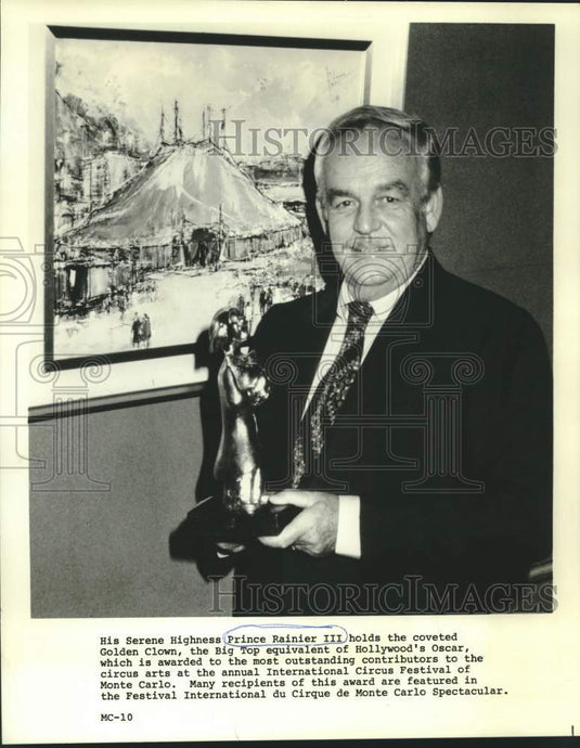 1978 Press Photo Monaco's Prince Rainier holds Golden Clown award - now33382