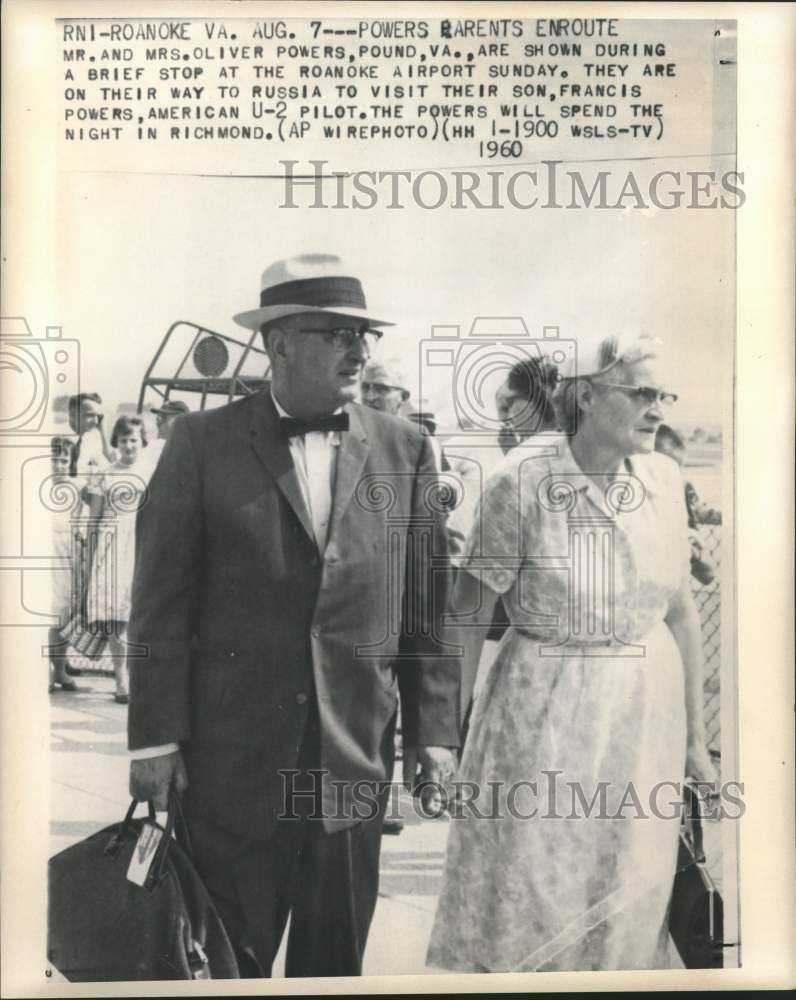 1960 Press Photo Mr. and Mrs. Oliver Powers at Roanoke airport enroute to Russia