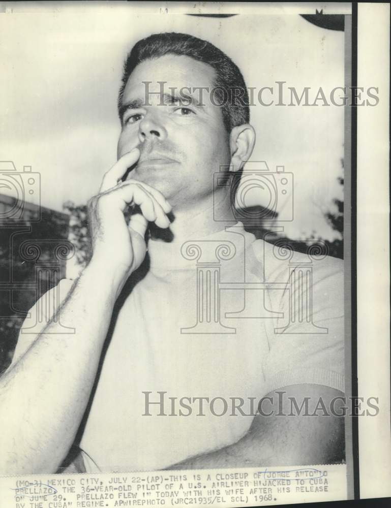 Load image into Gallery viewer, 1968 Press Photo Released hijacked pilot Antonio Prellezo in Mexico - now33406
