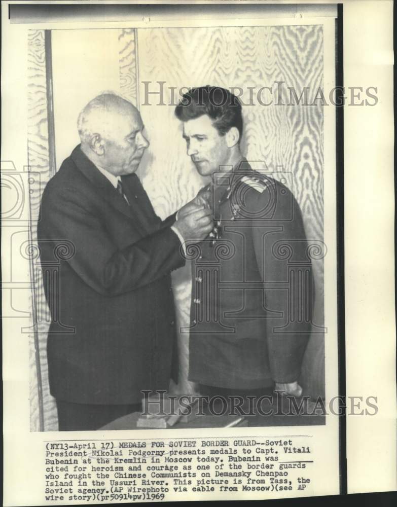 1969 Press Photo President Podgorny presents medals to Captain Bubenin