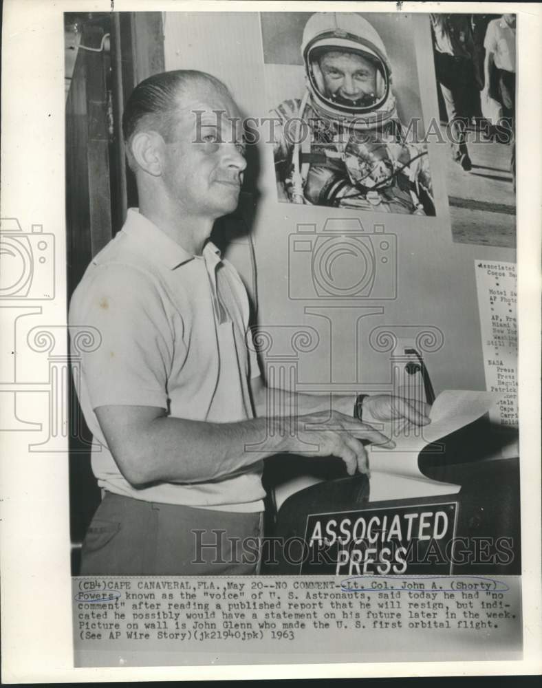 Load image into Gallery viewer, 1963 Press Photo Lieutenant Colonel John Powers reads AP resignation report
