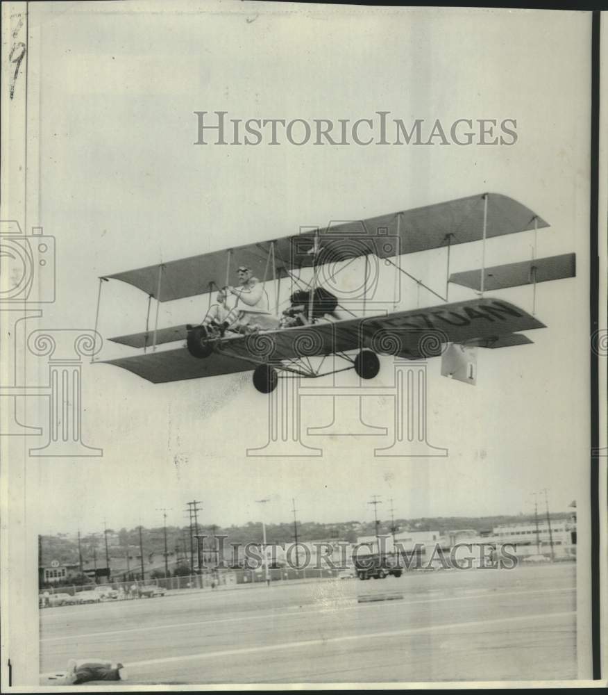 1966 Press Photo Pete Bowers in women's clothes on 1912 replica bi-plane