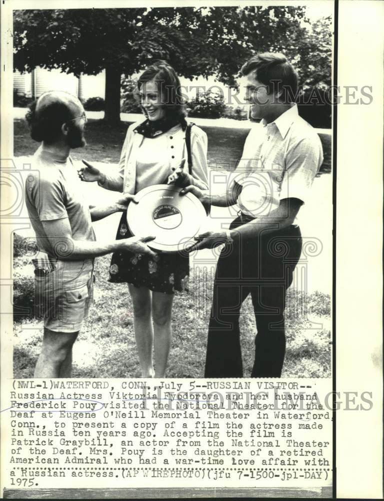 Load image into Gallery viewer, 1975 Press Photo Viktoria and Fred Pouy with Theater for the Deaf actor Graybill
