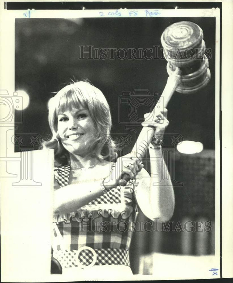 Load image into Gallery viewer, 1972 Press Photo Pam Powell holds gavel at GOP National Convention podium
