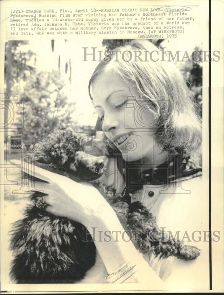 Load image into Gallery viewer, 1975 Press Photo Russian film star Victoria Fyodorova cuddles puppy in Florida
