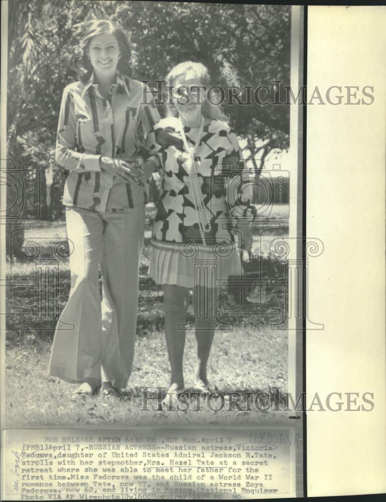 1975 Press Photo Russian actress Victoria Fedorova meets step-mother, Hazel Tate