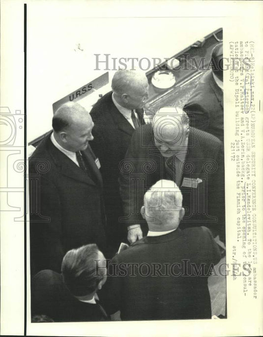 1972 Press Photo Finland's Val Peterson with USSR delegates at Dipoli building
