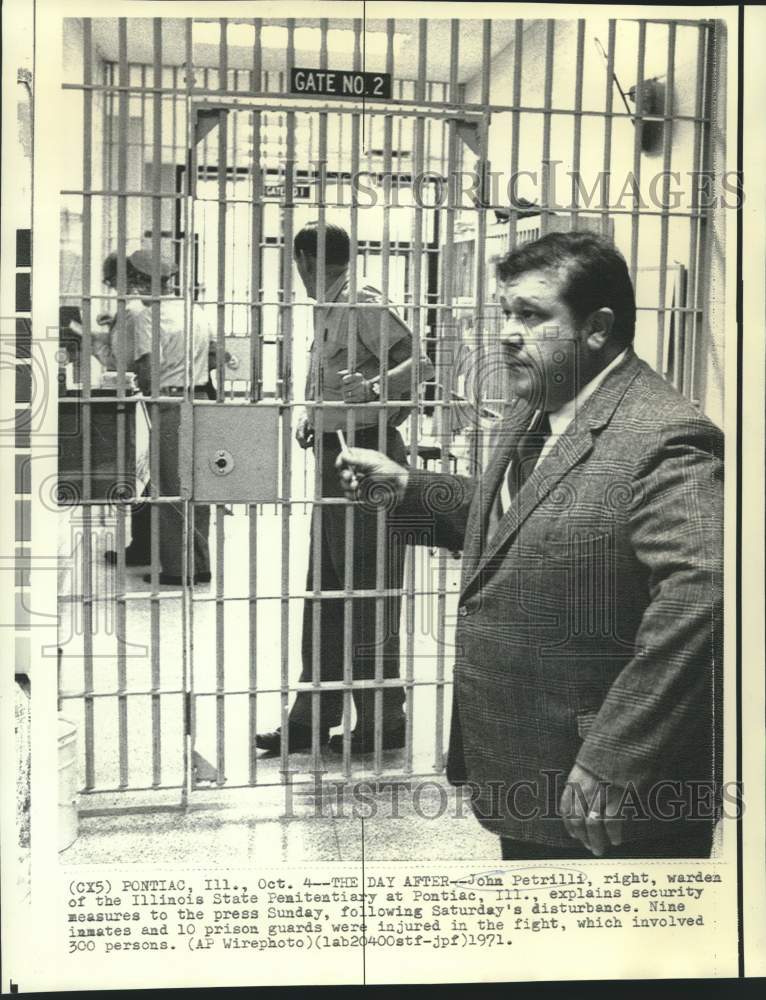 1971 Press Photo Illinois State Penitentiary Warden John Petrilli with newsmen