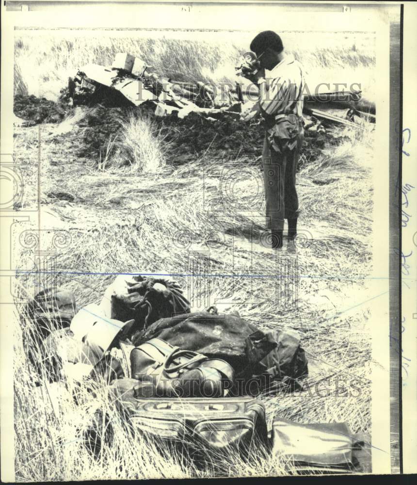 1972 Press Photo Cameraman at Terrebonne Parish helicopter crash scene.