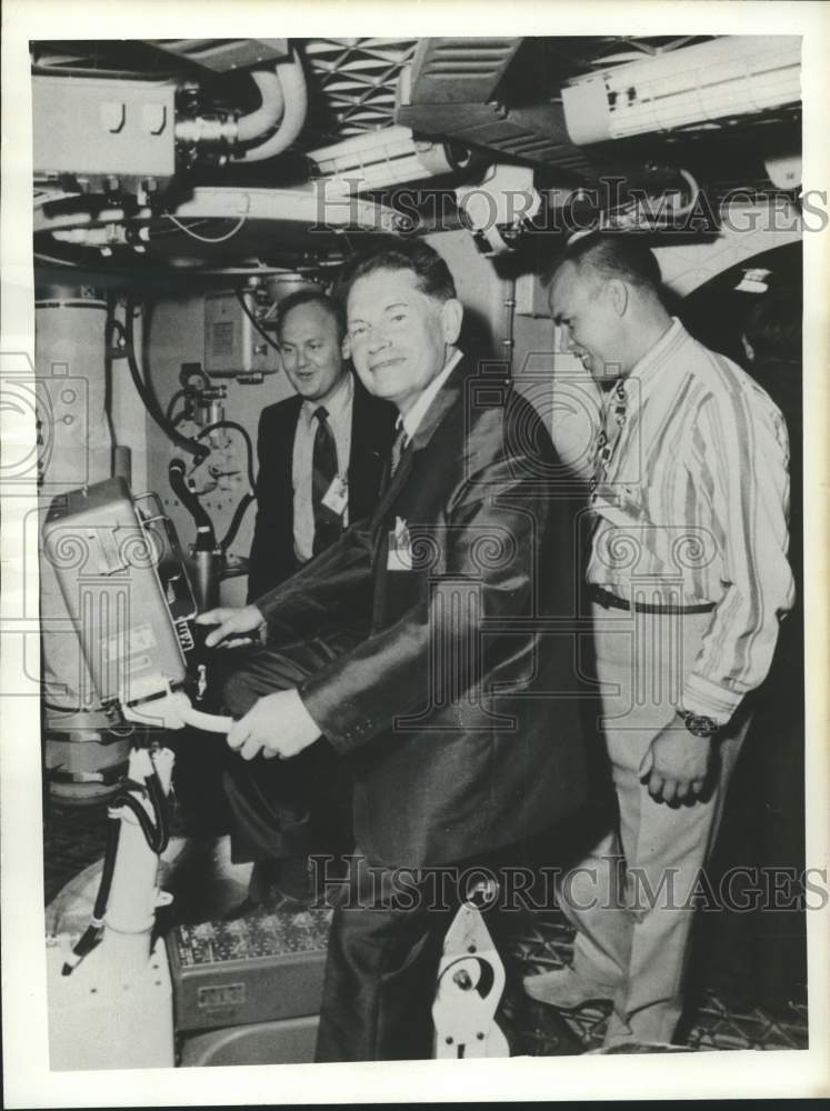 1972 Press Photo Soviet Intercosmos Council chairman Boris Petrov visits NASA