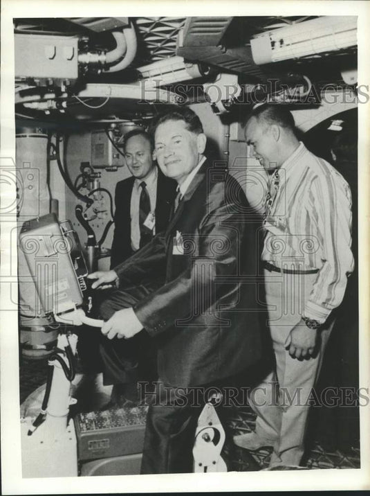 1972 Press Photo Soviet Intercosmos Council chairman Boris Petrov visits NASA