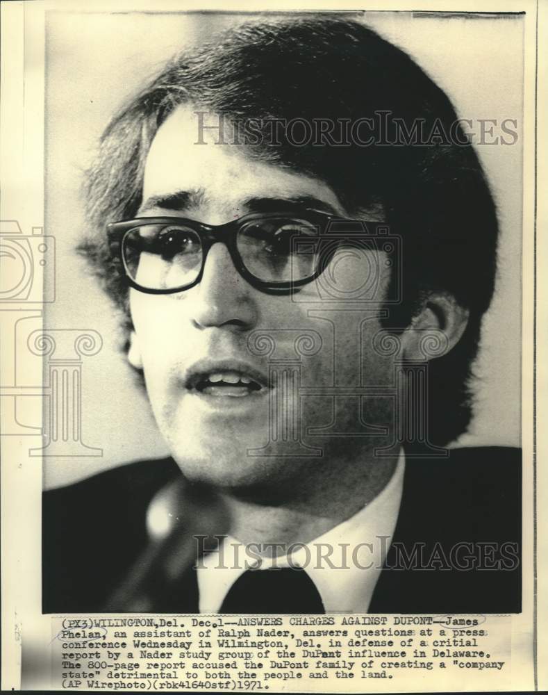Load image into Gallery viewer, 1971 Press Photo Ralph Nader assistant James Phelan meets press in Delaware
