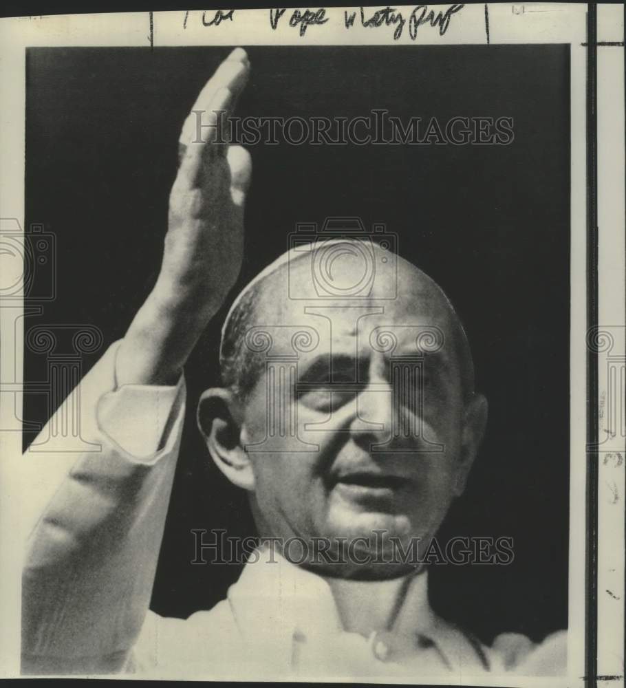 1967 Press Photo Pope Paul VI gives blessing to St. Peter's crowd from window