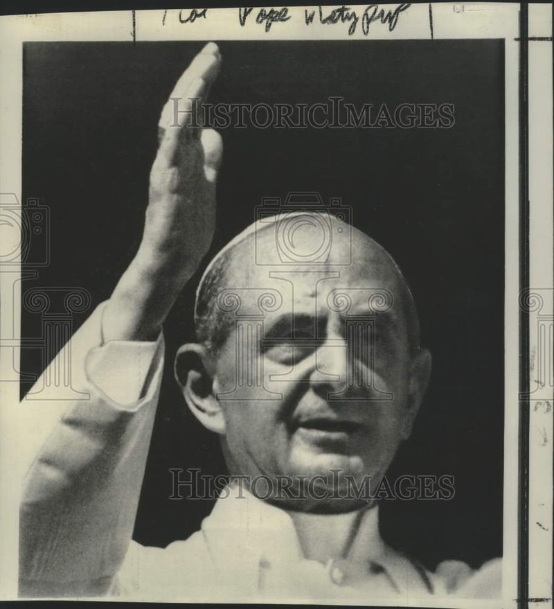 Load image into Gallery viewer, 1967 Press Photo Pope Paul VI gives blessing to St. Peter's crowd from window
