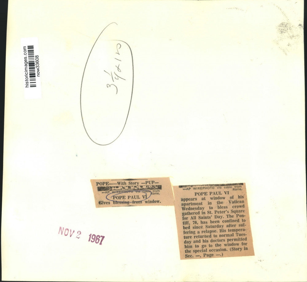 1967 Press Photo Pope Paul VI gives blessing to St. Peter's crowd from window