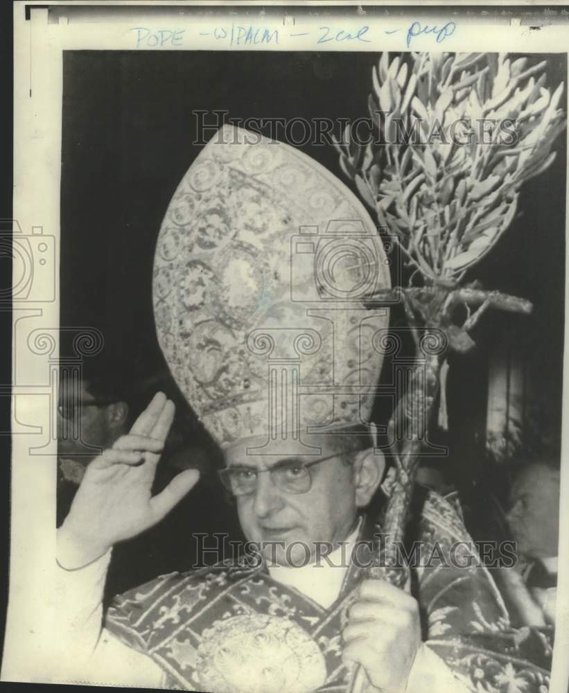 1968 Press Photo Pope Paul VI blesses St. Peter&#39;s Basilica crowd in Vatican City