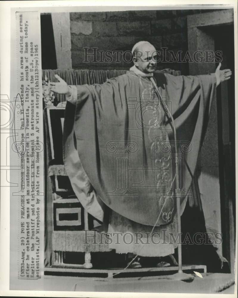 1965 Press Photo Pope Paul VI extends arms during outdoor service in Ponezia