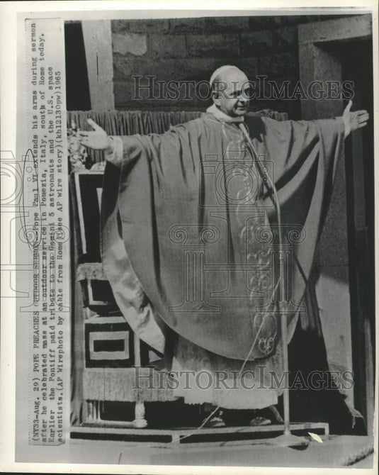 1965 Press Photo Pope Paul VI extends arms during outdoor service in Ponezia