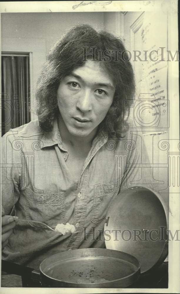 Load image into Gallery viewer, 1970 Press Photo Pitt senior Mark Payne cooks rice in off-campus apartment
