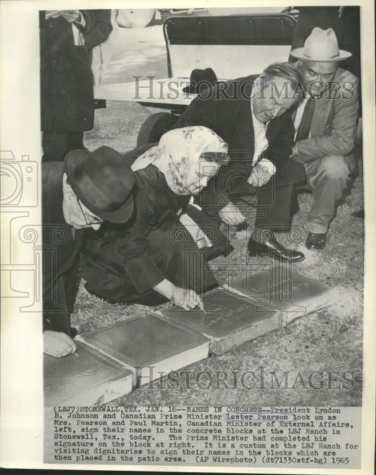 1965 Press Photo Johnson and Pearson watch Canadian dignitaries autograph blocks