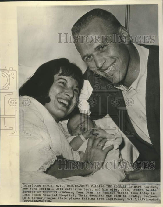 1964 Press Photo New York Jets' Dainard Paulson and wife with new daughter