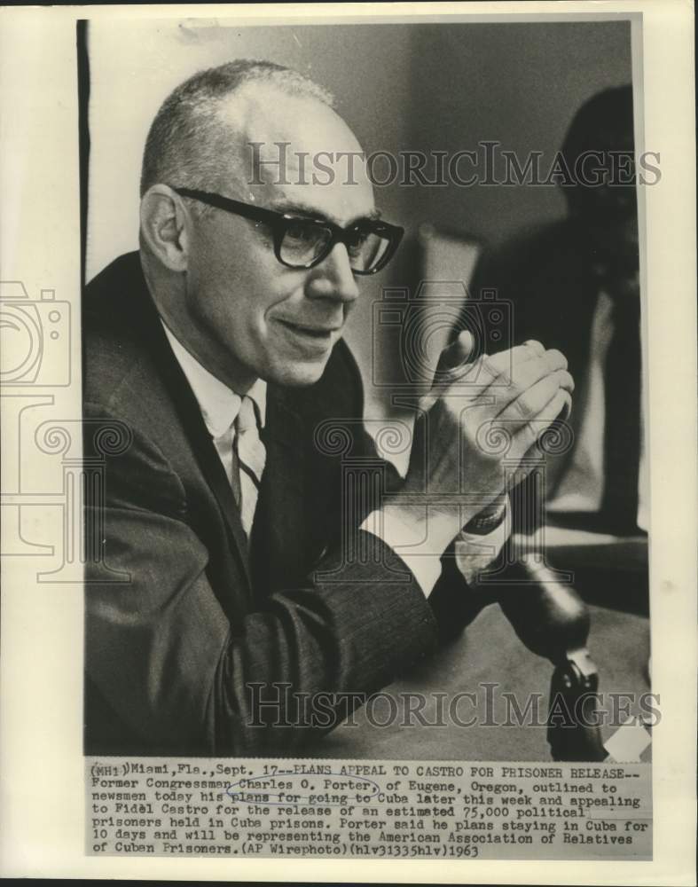 1963 Press Photo Charles Porter outlines Cuban prisoner release to newsmen in FL