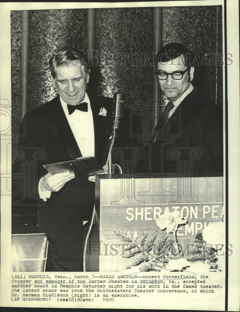 Load image into Gallery viewer, 1970 Press Photo Founder and Manager of Barter Theater accepts award in Memphis
