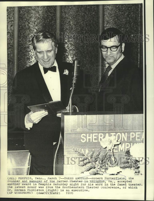 1970 Press Photo Founder and Manager of Barter Theater accepts award in Memphis