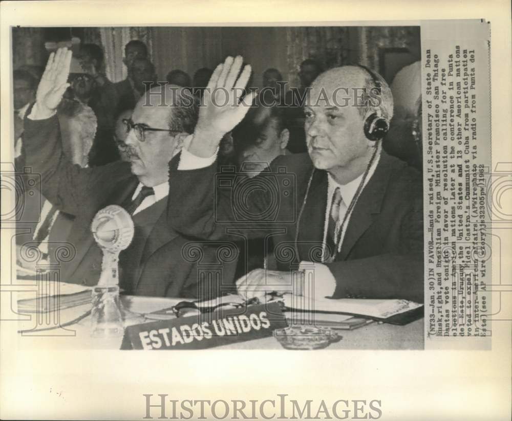 1962 Press Photo State Secretary Dean Rusk and SanTiago Dantas vote in Uruguay.