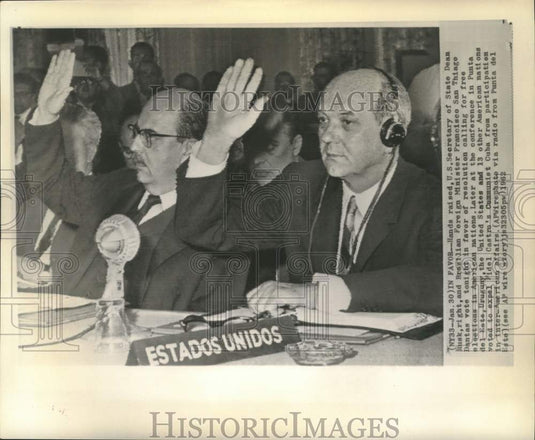 1962 Press Photo State Secretary Dean Rusk and SanTiago Dantas vote in Uruguay.