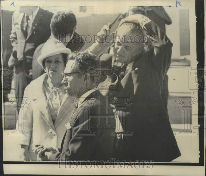 Load image into Gallery viewer, 1972 Press Photo Presidents Johnson and Ordaz leave U.S-Mexico bridge ceremony
