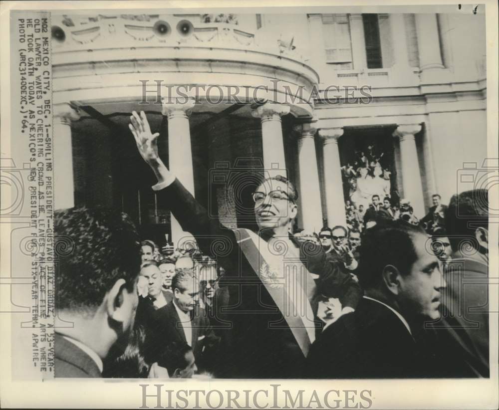 1964 Press Photo Mexico&#39;s President Gustavo Diaz Ordaz waves to cheering crowd