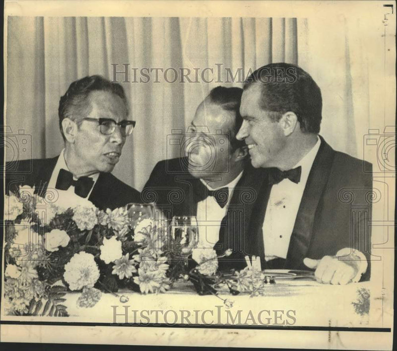 Load image into Gallery viewer, 1970 Press Photo Presidents Nixon and Diaz Ordaz chat at Hotel del Coronado
