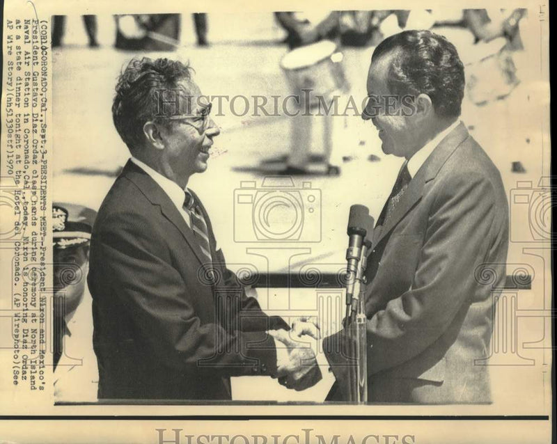 Load image into Gallery viewer, 1970 Press Photo Presidents Nixon and Diaz Ordaz clasps hands at Coronado, CA
