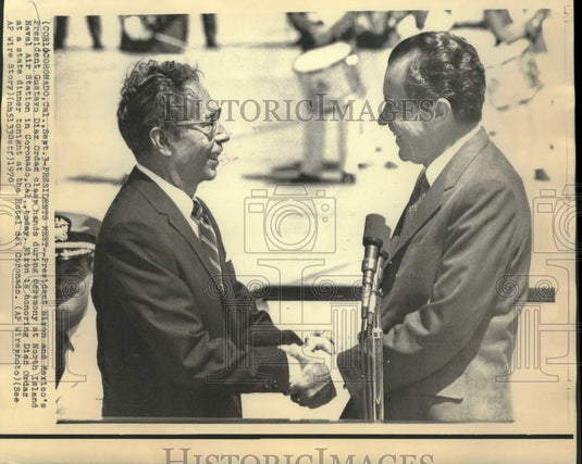 1970 Press Photo Presidents Nixon and Diaz Ordaz clasps hands at Coronado, CA