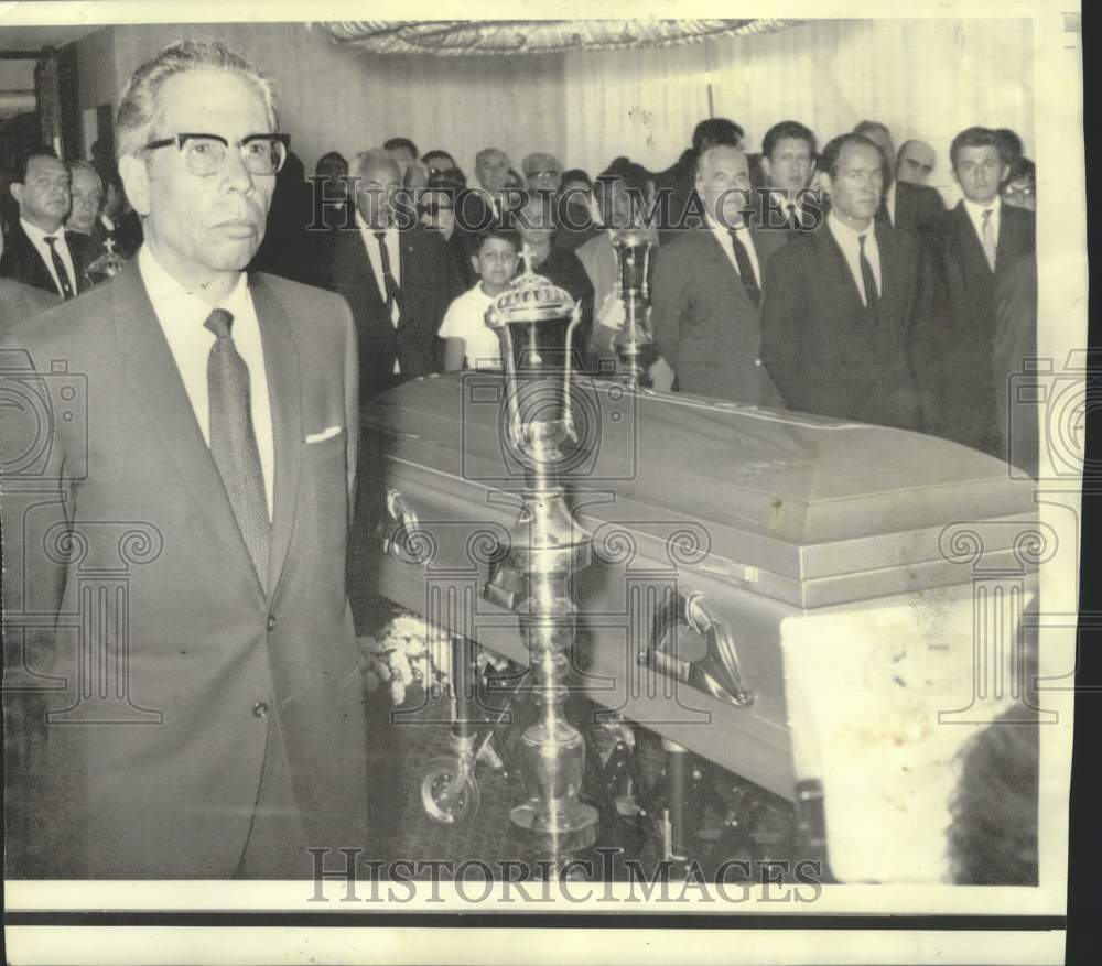 1969 Press Photo Mexico's President Gustavo Diaz Ordaz beside coffin of Mateos