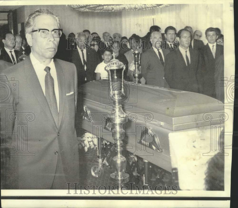Load image into Gallery viewer, 1969 Press Photo Mexico's President Gustavo Diaz Ordaz beside coffin of Mateos
