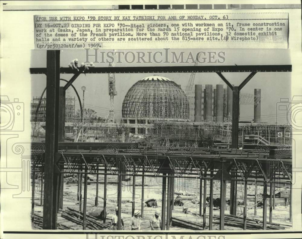 1969 Press Photo Workmen on steel girders frame Expo &#39;70 construction in Osaka