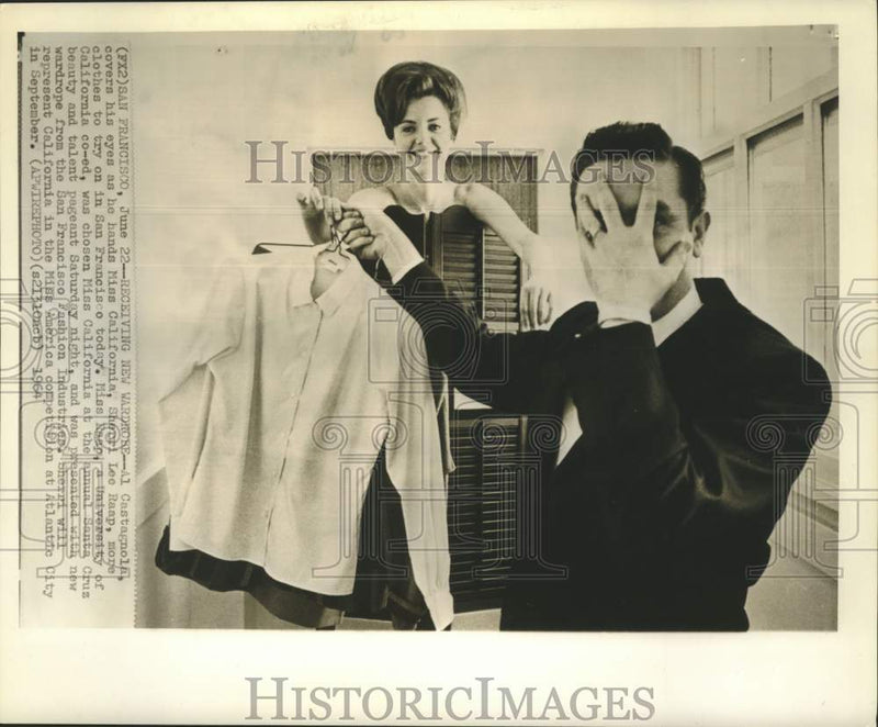 Load image into Gallery viewer, 1964 Press Photo Al Castagnola hands Miss California Sherri Raap new wardrobe
