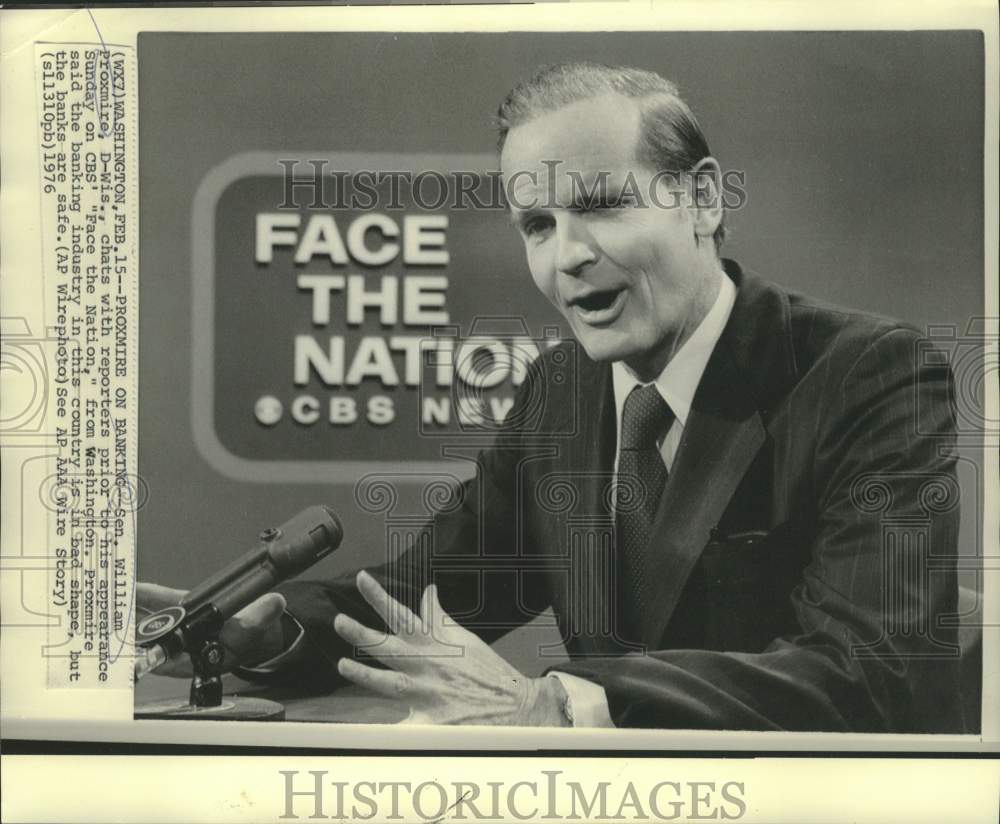 1976 Press Photo Senator William Proxmire chats with reporters at CBS studio