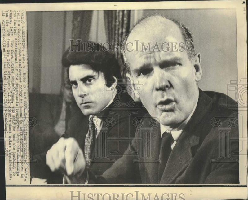 Load image into Gallery viewer, 1971 Press Photo Senator William Proxmire and Andrew Stein at news conference
