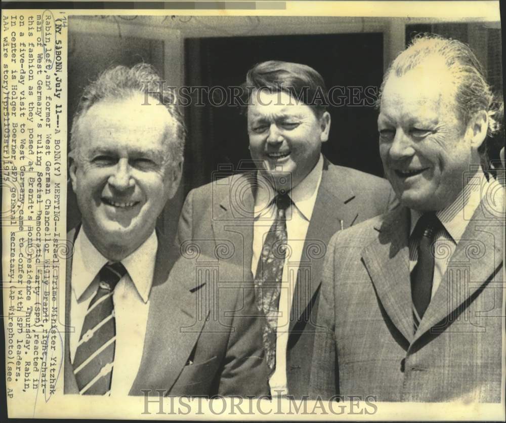 1975 Press Photo Yitzhak Rabin poses with SPD&#39;s Willy Brandt and Boerner