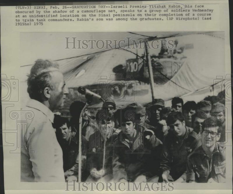 Load image into Gallery viewer, 1975 Press Photo Yitzhak Rabin speaks with tank commanders on Sinai Peninsula
