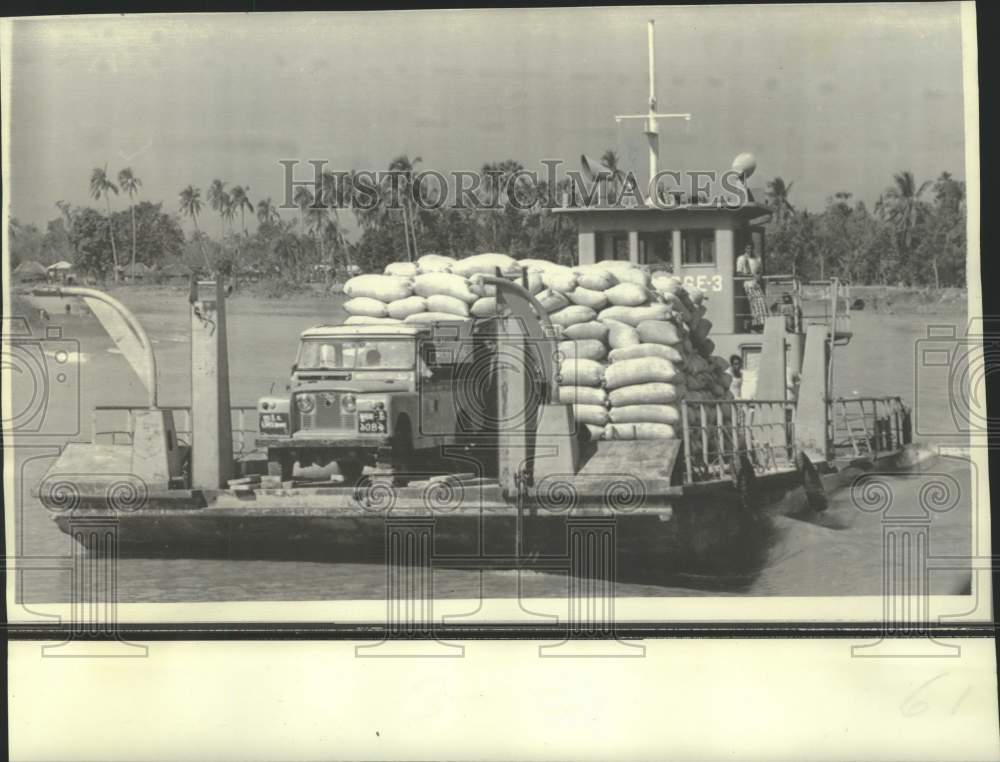 1970 Press Photo Ferry with relief food for Bhola Island typhoon survivors