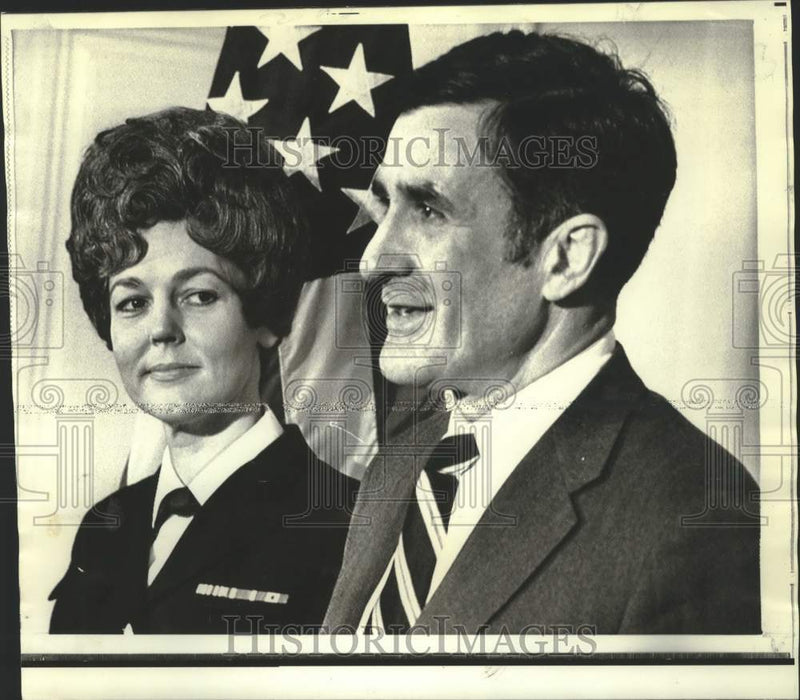 Load image into Gallery viewer, 1970 Press Photo Waves Director Robin Quigley and John Chafee confer at Pentagon
